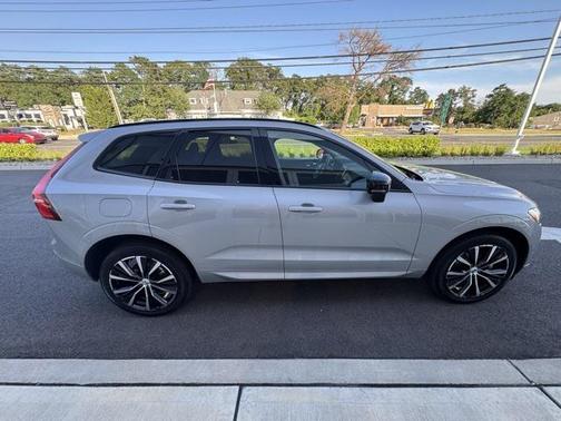 2023 Volvo XC60 B5 Plus Dark Theme