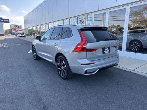 2023 Volvo XC60 B5 Plus Dark Theme