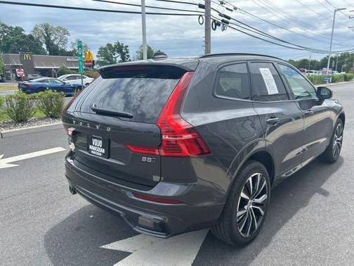 Platinum Grey Metallic 2025 Volvo XC60 B5 Plus
