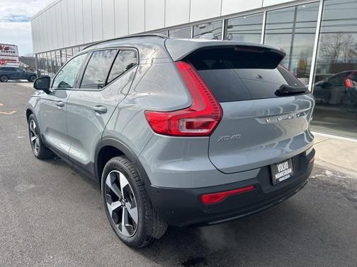 2025 Volvo XC40 B5 Plus Dark Theme