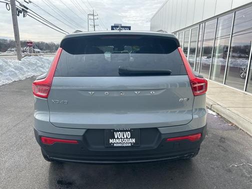 2025 Volvo XC40 B5 Plus Dark Theme