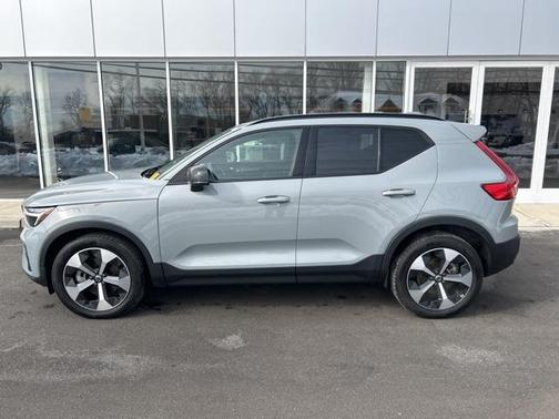 2025 Volvo XC40 B5 Plus Dark Theme