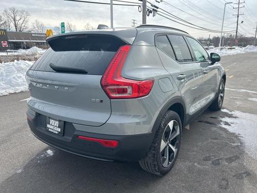 2025 Volvo XC40 B5 Plus Dark Theme