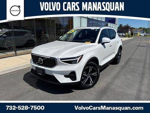 Crystal White Pearl 2025 Volvo XC40 B5 Core Bright Theme