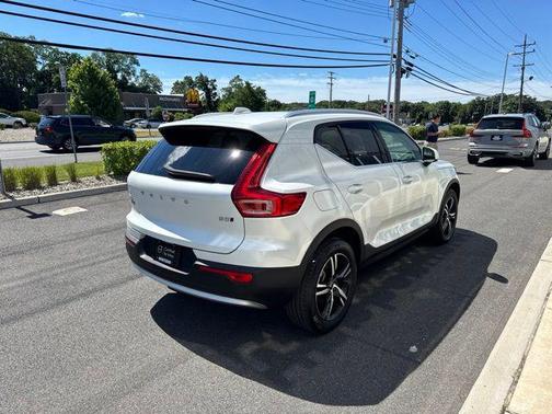 Crystal White Pearl 2025 Volvo XC40 B5 Core Bright Theme