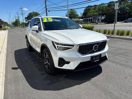 Crystal White Pearl 2025 Volvo XC40 B5 Core Bright Theme