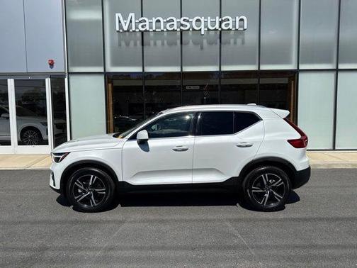 Crystal White Pearl 2025 Volvo XC40 B5 Core Bright Theme