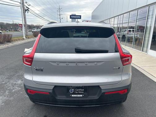 2025 Volvo XC40 B5 Plus Dark Theme