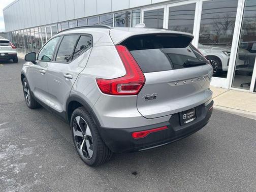2025 Volvo XC40 B5 Plus Dark Theme