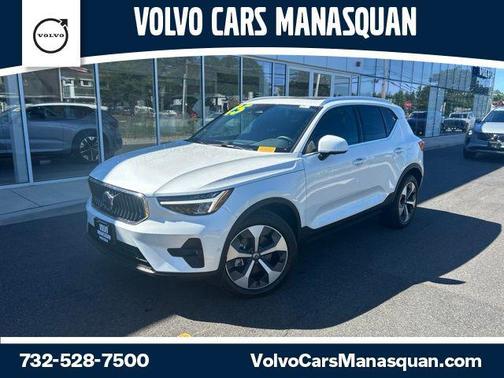 Crystal White Pearl 2025 Volvo XC40 B5 Plus Bright Theme