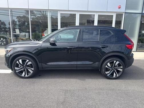 2025 Volvo XC40 B5 Plus Dark Theme