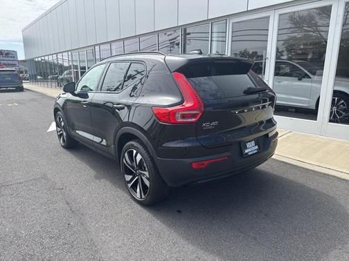 2025 Volvo XC40 B5 Plus Dark Theme