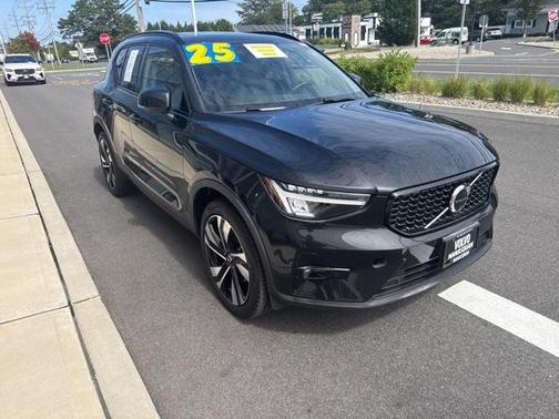 2025 Volvo XC40 B5 Plus Dark Theme