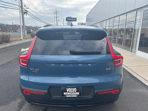 2025 Volvo XC40 B5 Plus Dark Theme