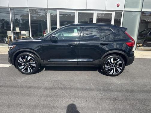 2025 Volvo XC40 B5 Plus Dark Theme