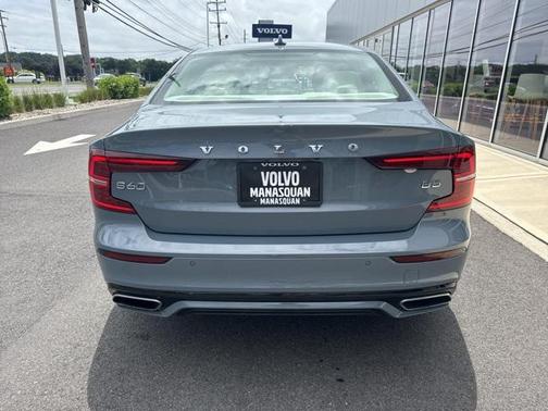 2022 Volvo S60 T5 Momentum