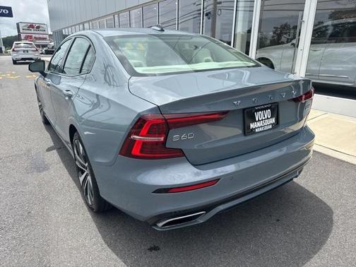 2022 Volvo S60 T5 Momentum