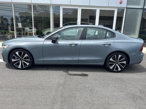 2022 Volvo S60 T5 Momentum
