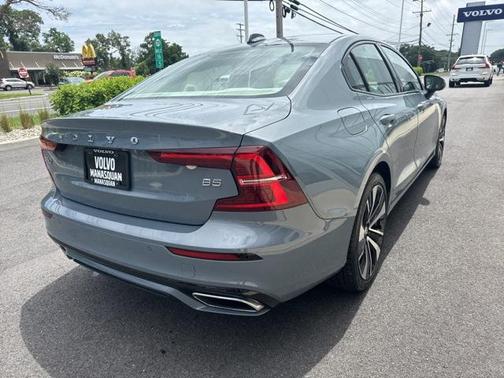 2022 Volvo S60 T5 Momentum