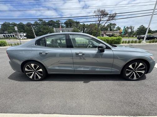 2022 Volvo S60 T5 Momentum