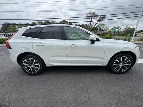 2022 Volvo XC60 Momentum