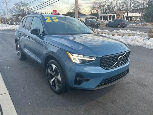 2025 Volvo XC40 B5 Plus Dark Theme