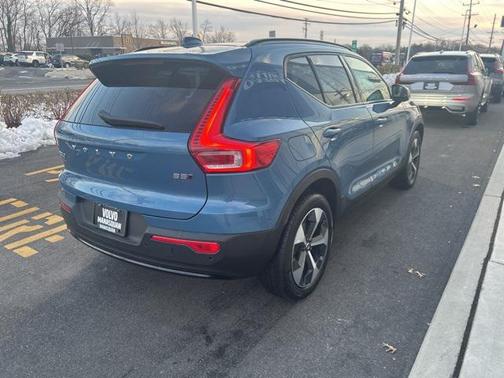 2025 Volvo XC40 B5 Plus Dark Theme