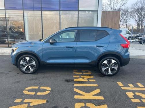 2025 Volvo XC40 B5 Plus Dark Theme