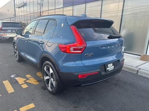 2025 Volvo XC40 B5 Plus Dark Theme