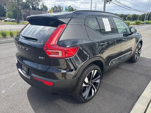 2025 Volvo XC40 B5 Plus Dark Theme