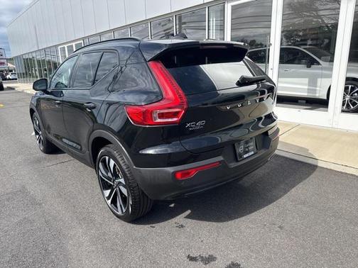 2025 Volvo XC40 B5 Plus Dark Theme