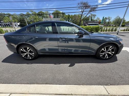 2024 Volvo S60 B5 Core Dark Theme