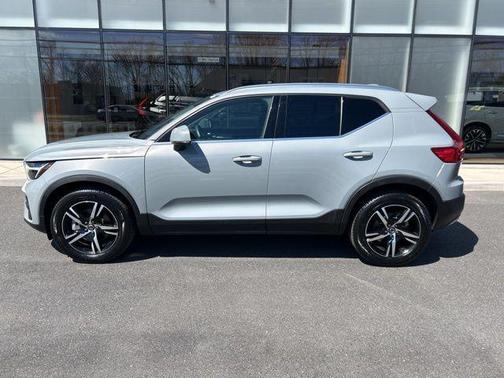 Vapour Gray 2025 Volvo XC40 B5 Core Bright Theme