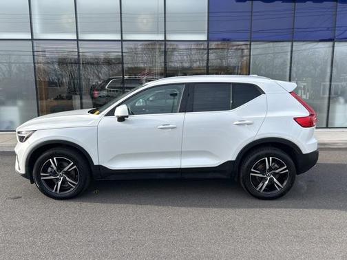 2025 Volvo XC40 B5 Core