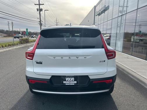 2025 Volvo XC40 B5 Core