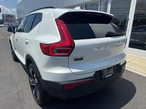 2024 Volvo XC40 B5 Plus Dark Theme