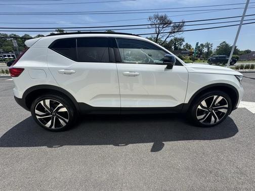 2024 Volvo XC40 B5 Plus Dark Theme