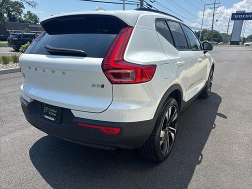 2024 Volvo XC40 B5 Plus Dark Theme