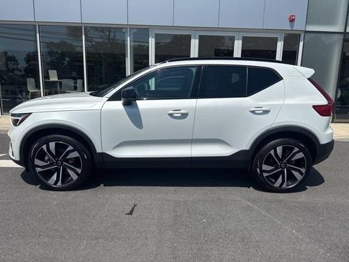 2024 Volvo XC40 B5 Plus Dark Theme