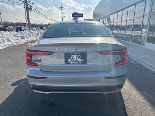 2024 Volvo S60 B5 Plus Dark Theme