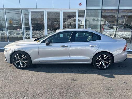 2024 Volvo S60 B5 Plus Dark Theme