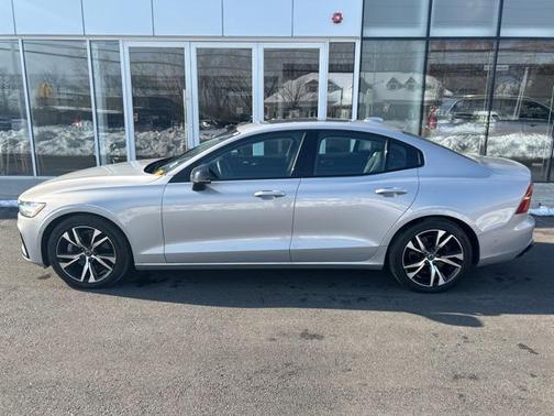 2024 Volvo S60 B5 Plus Dark Theme