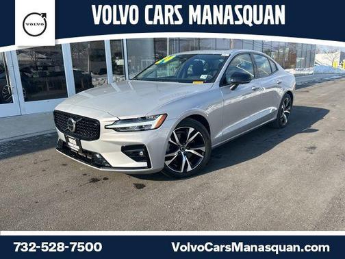 2024 Volvo S60 B5 Plus Dark Theme