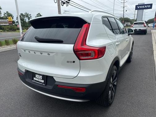 2023 Volvo XC40 B5 Plus Bright Theme