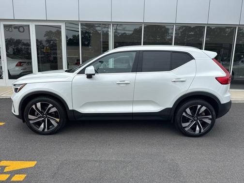 2023 Volvo XC40 B5 Plus Bright Theme
