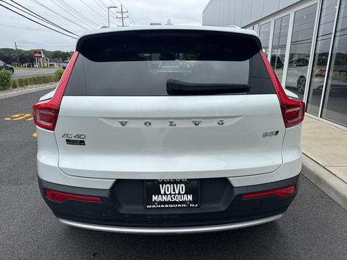 2023 Volvo XC40 B5 Plus Bright Theme
