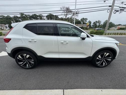 2023 Volvo XC40 B5 Plus Bright Theme