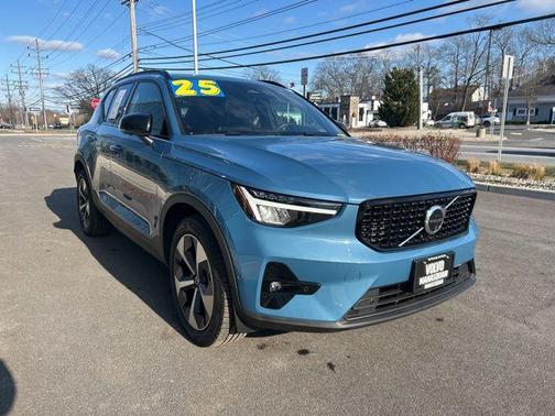 2025 Volvo XC40 B5 Plus Dark Theme