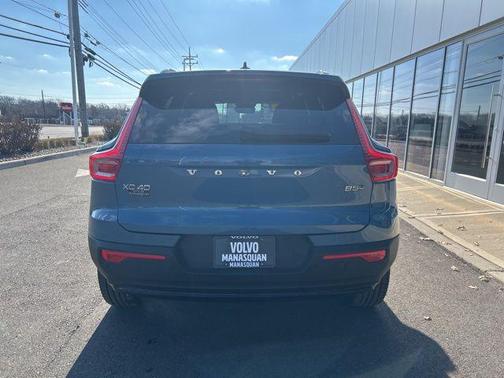 2025 Volvo XC40 B5 Plus Dark Theme