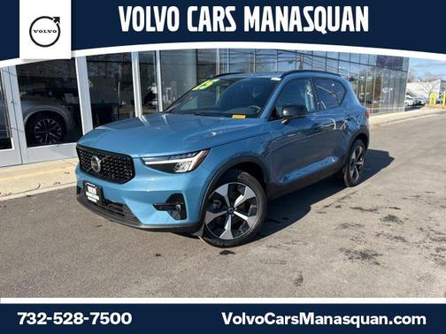 2025 Volvo XC40 B5 Plus Dark Theme
